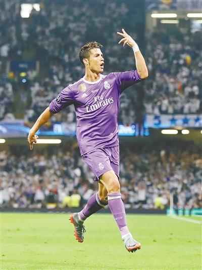 足坛巨星的荣耀与挑战：从绿茵场上的辉煌到人生的蜕变之路